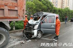 Treasure chicken produces traffic accident minibus one case to chase after end truck to send hurt to
