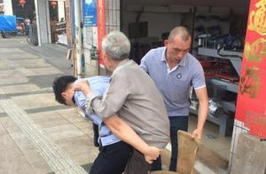 Carry the car helps a person! The old person encounters traffic accident foot to be pinned by the wh