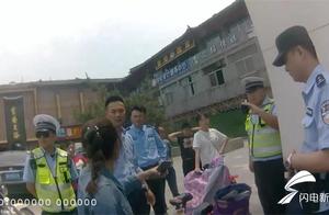 Too aggressive! Two illegal personnel push Qu Fu to be on duty abusively the policeman is detained b