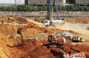 The area that show tribute releases dirt of constr