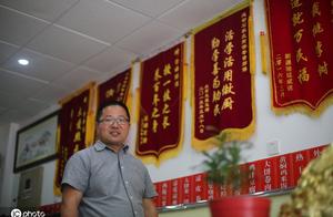 The man teachs a person freely booth thin pancake 