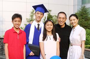 Zhang Yi seeks smile of commencement of son showing a body bright state of mind is auspicious