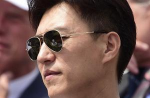 Jin Dong is wearing white hat to watch battle the arm of the law, go up with friend bleachers ceasel