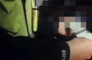 The son was caught! Father was caught! Assist is in relief the important matter on booth of this pai