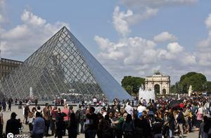 Employee of recreation of Parisian Lu float protes