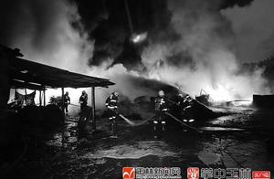 One open air abandons Yu Lin fire of old tire pile