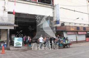 Conflict produces inside aquatic product market do violence of two men affray