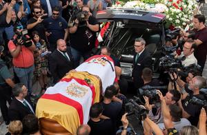 Lei Ye this funeral holds photograph of numerous r