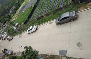 One car violates Shenzhen roadside of the village 