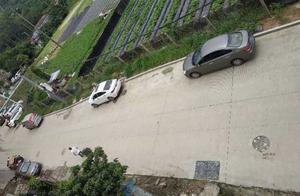 One car violates Shenzhen roadside of the village in stopping a city, windshield is stuck not dry gl