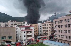 Shenzhen abandons old warehouse be on fire, smother of tens of rice tall black are towering and case