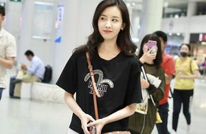 Chen Douling leaves big wave curl to show maturity to wear white to heat up pants to take airport gi