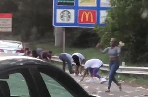 The United States carries door of bank note car op