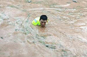 Road of the city zone Sichuan of 1 meter of deep seeper cling to in the policeman disregards sewer o