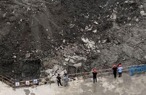 3 men pilfer digs article to cause building site collapse one person dies on the spot two people are