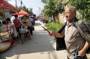 Old man of 7 a period of ten days holds a knife to go into the street, what already held to 1 year i