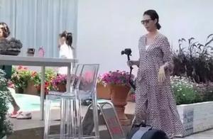 Cai Shaofen is held out ground of pregnant stomach