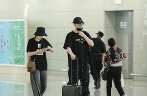 Liu Xiang and wife Wu Sha wear sweethearts to install sweet go on a journey hug of two people happin