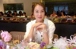 Xie Xingfang is worn imprint the T-shirt that has name of husband forest red 