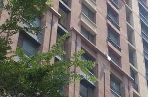 25 buildings headroom is abandoned outside sell rubbish, young woman chicanery says: I reduce weight