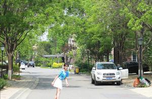 Tian Liang basks in daughter dark dish to enjoy slide picture, really lively and lovely