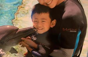 Zhang Baizhi is basked in with 2 sons close in water according to with dolphin kiss picture exceeds