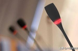 Answer of Ministry of Education uses a mobile phon