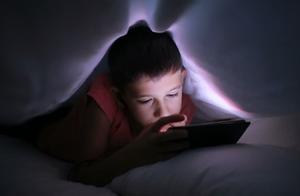 Before should sleeping, play when the mobile phone is inevitable, how should be you done?