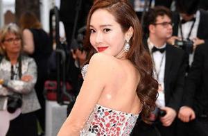 Knock gently skirt of a feather appears on Zheng X