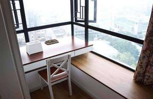 The friend basks in house holiday to wave window, 