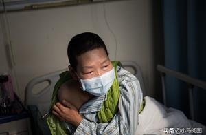 Old father chops a tree to save female be in hospi