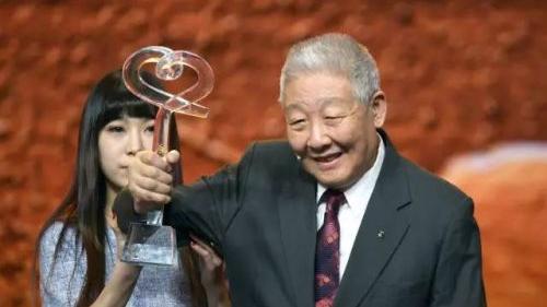 感动中国2013颁奖晚会颁奖词十个人物,要全的