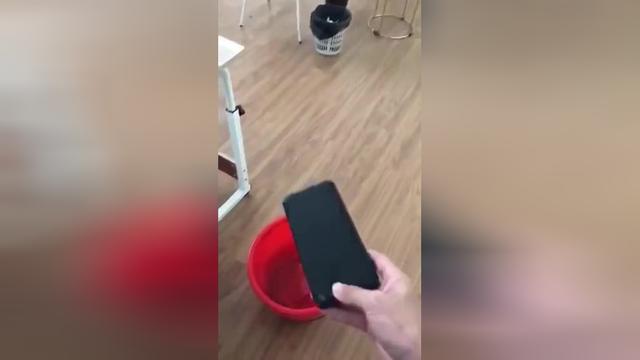 手机掉水里几秒钟会进水吗