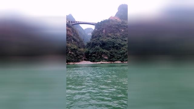 《三峡》中写两岸连山的句子