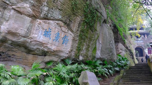 前輩們有沒有重慶八大景點的導游詞