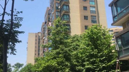 父母離異.本人25歲居住江蘇蘇州新區隸屬獅山街道家里房子拆遷現在要分房子我奶奶的平方要給我