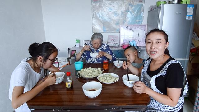 香菇鸡蛋包菜芹菜能一起做馅吗