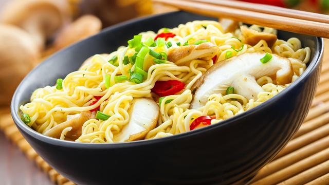 一包煮熟的方便面的热量是多少卡