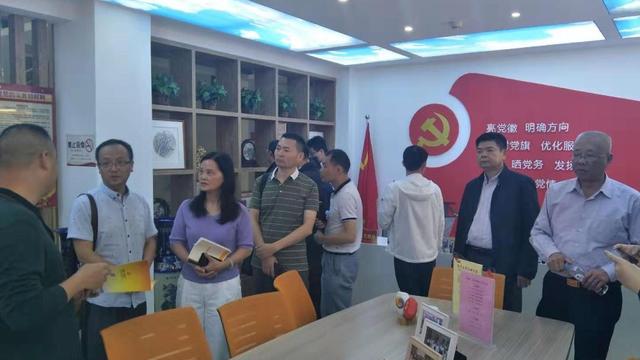 体现“相互学习共同进步”的成语