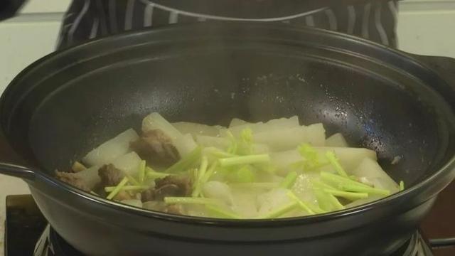 萝卜排骨鱿鱼汤有什么功效
