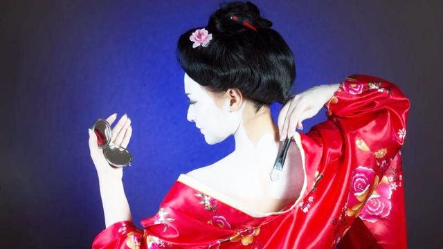 日本歌姬化妆时刷白白的是什么