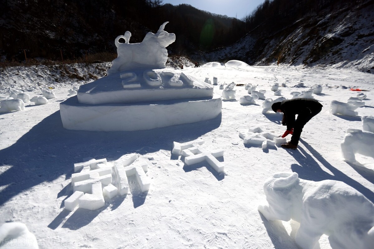 滑雪场员工堆100个雪牛迎新年真是福气满满牛转乾坤