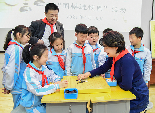 湖北赤壁围棋大师著名央视主持人走进校园与孩子们零距离沟通互动推广