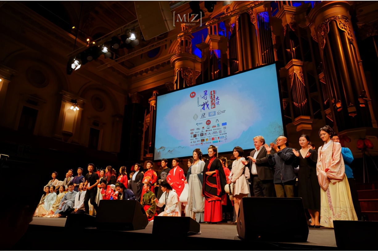 打扮成嫦娥仙子，行走在高楼大厦中，是种什么体验