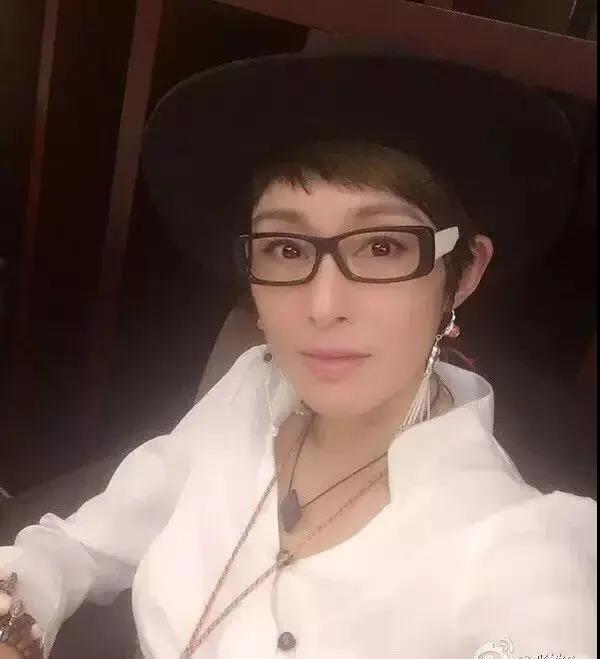 张敏被称为最艳星女郎,19岁红遍香江,51岁