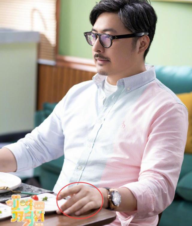 李湘王岳伦夫妇合体节目官宣两人手挽手同框深情对视感情好到不行