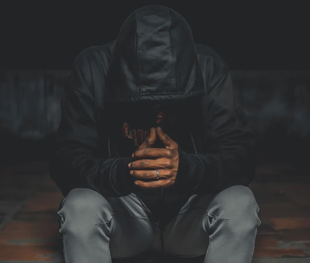 你以为的一夜暴富，背后是暴力、囚禁与死亡