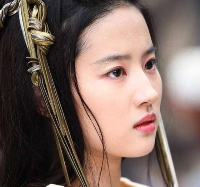 刘亦菲一直被认为是"神仙姐姐",不仅长得像仙女,而且还模仿不出清冷