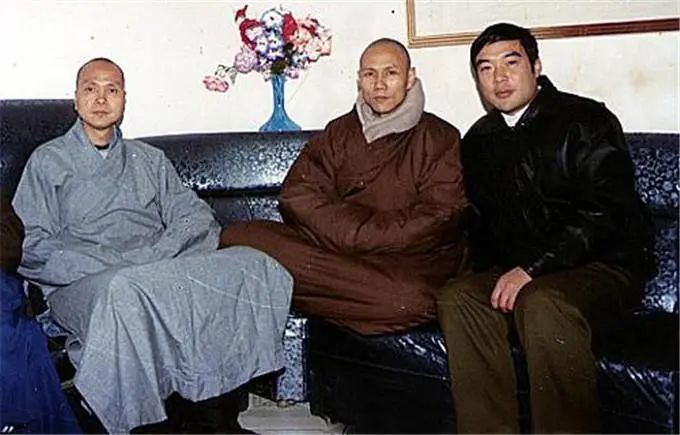 如今黄元申已经还俗,和儿子黄吉梁在内地生活,但他非常低调,即使朋友