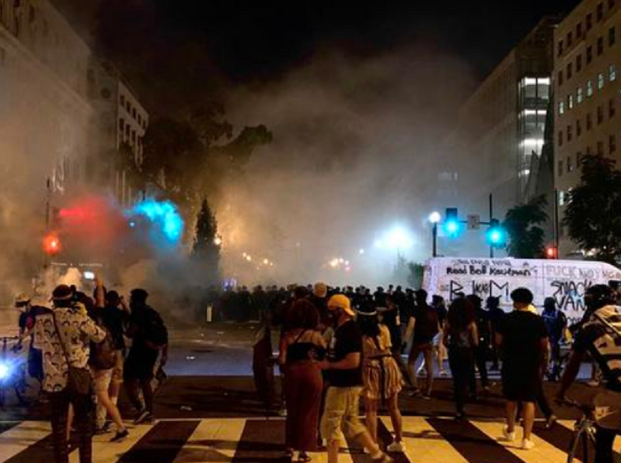 街头混战、围攻白宫！